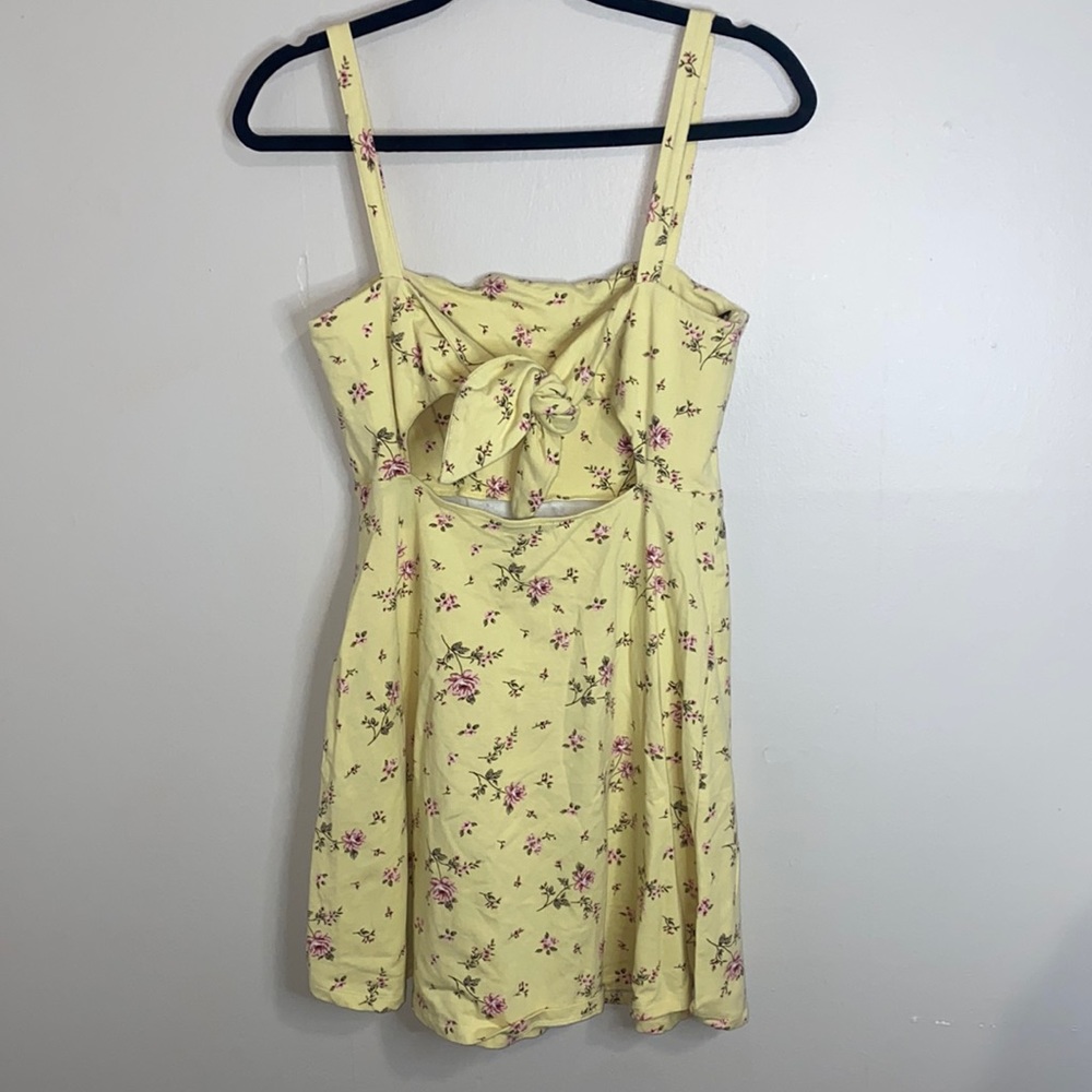 🎱The perfect yellow flower dress! - Picture 3 of 9